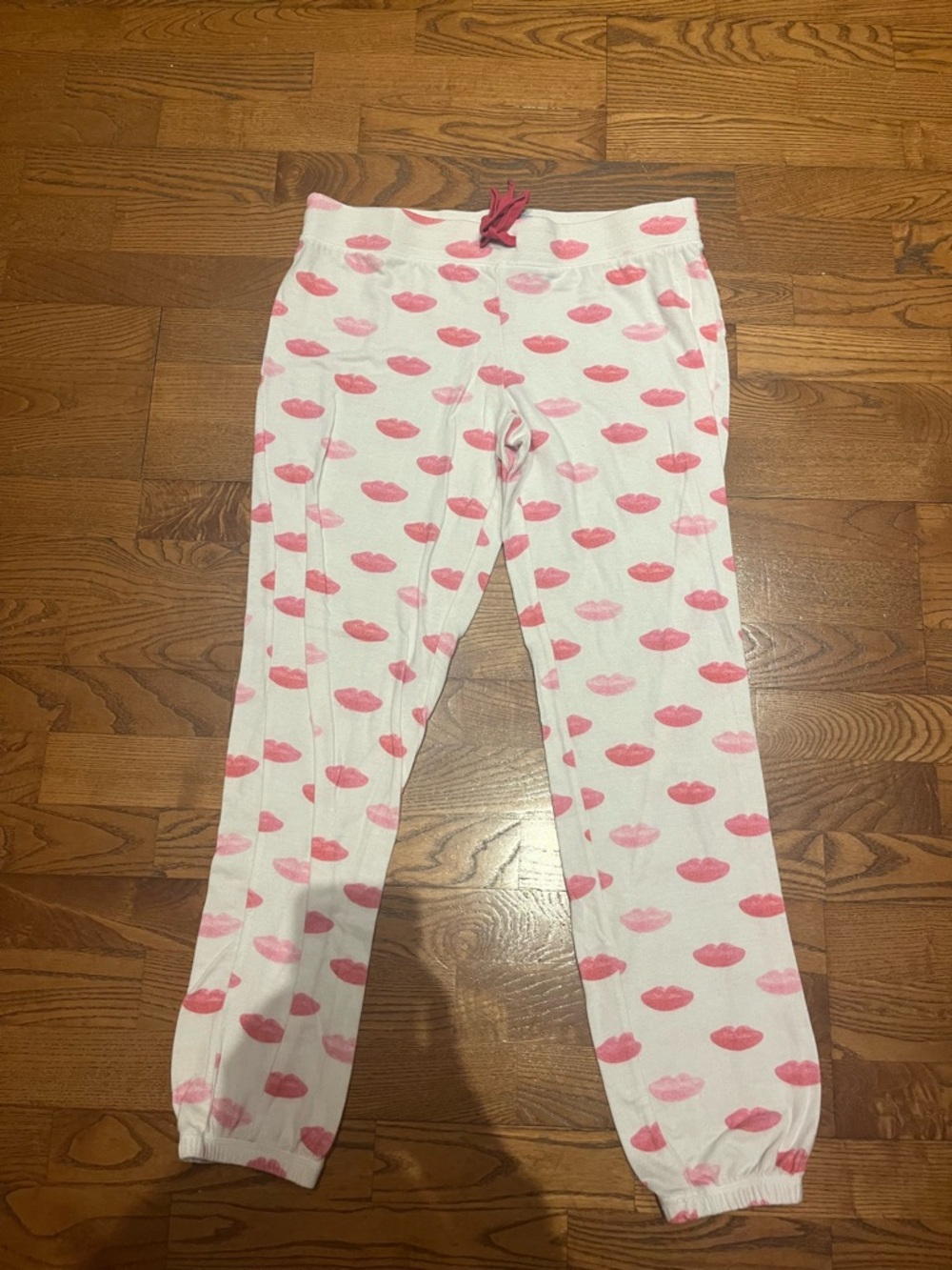 PJ Salvage x Sugarfina White Knit Lounge Pants with Pink Lip Print